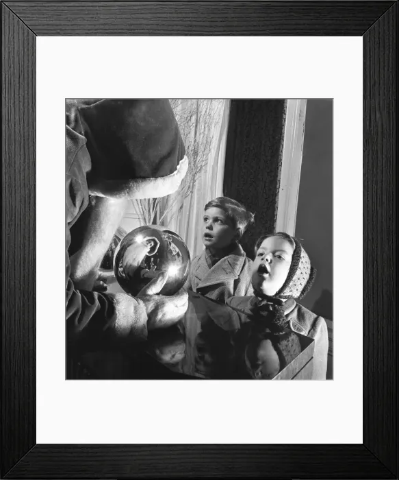 Framed Print : Ann Kelly aged 4 and Gordon Livingstone had never met before Framed Print : Ann Kelly aged 4 and Gordon Livingstone had never met before