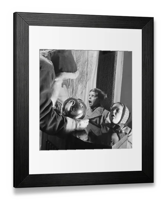 Framed Print : Ann Kelly aged 4 and Gordon Livingstone had never met before Framed Print : Ann Kelly aged 4 and Gordon Livingstone had never met before