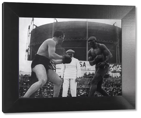 Boxing. Jack Johnson v. Tommy Burns in Sydney, Australia. 26th December 1908