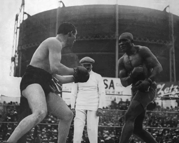 Boxing. Jack Johnson v. Tommy Burns in Sydney, Australia. 26th December 1908