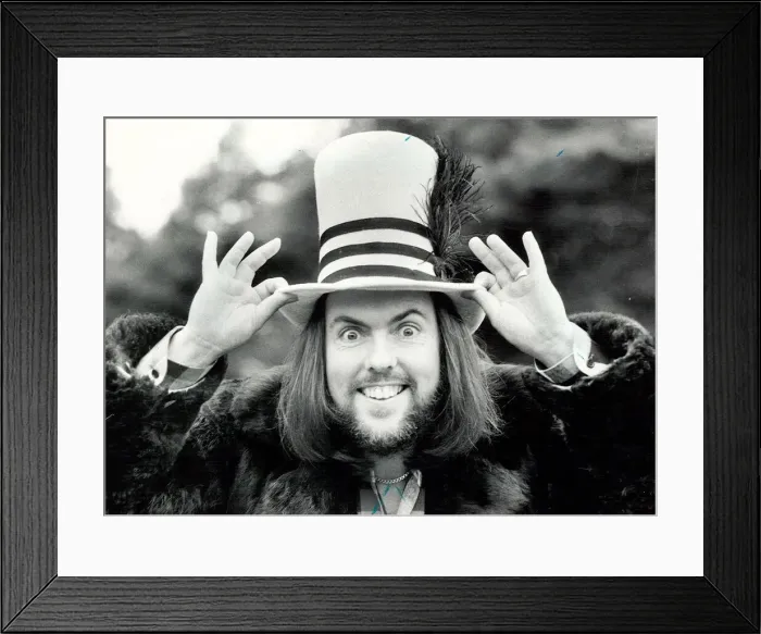 Framed Print : Dave Hill from the Black Country rock group, Slade. 01 / 04 / 1985 Framed Print : Dave Hill from the Black Country rock group, Slade. 01 / 04 / 1985
