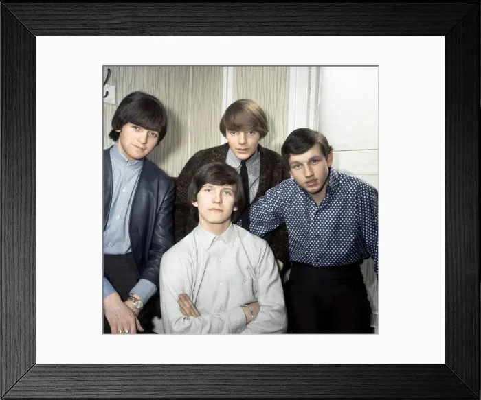 Framed Print : Wayne Fontana (white shirt) with his backing group The Mindbenders consisting of left to Framed Print : Wayne Fontana (white shirt) with his backing group The Mindbenders consisting of left to