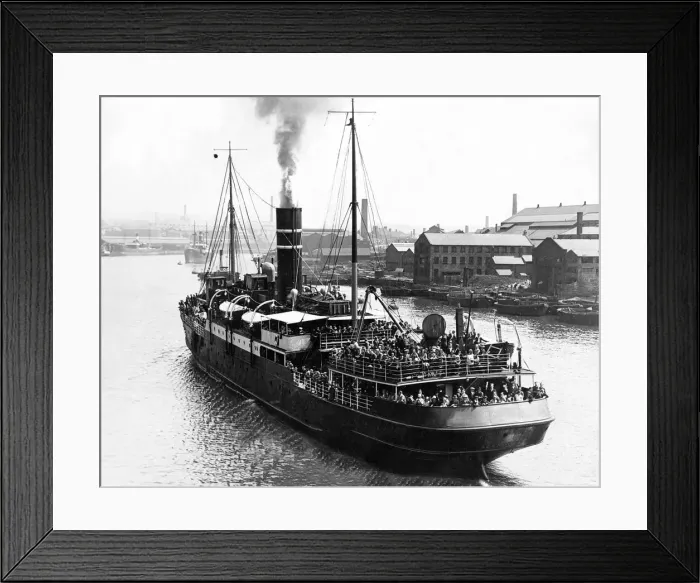 Framed Print : Lots of holidaymakers crammed onto the ship Highlander after a sea trip Framed Print : Lots of holidaymakers crammed onto the ship Highlander after a sea trip