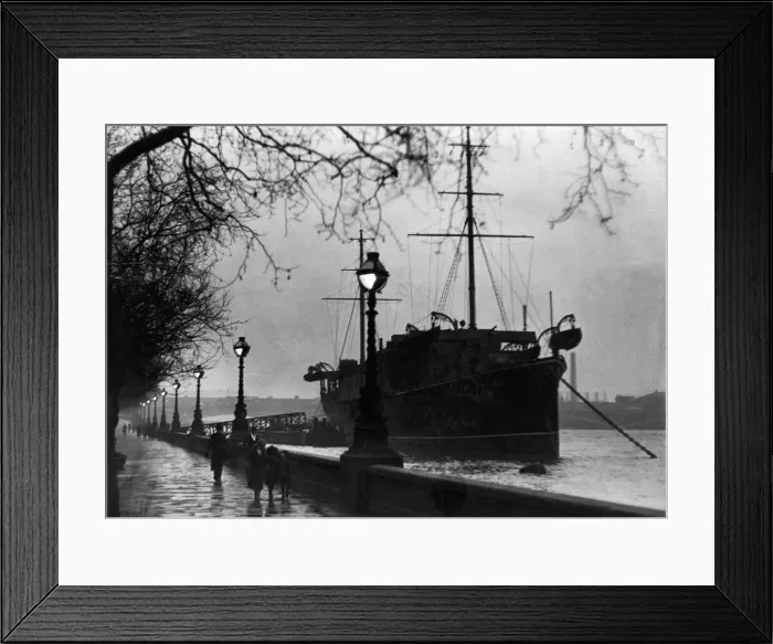 Framed Print : A very high tide at The Thames, Blackfriars, London. 29th December 1931 Framed Print : A very high tide at The Thames, Blackfriars, London. 29th December 1931
