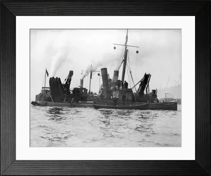 Framed Print : Thames Tug Harbour Light turns turtle outside Regents canal Framed Print : Thames Tug Harbour Light turns turtle outside Regents canal