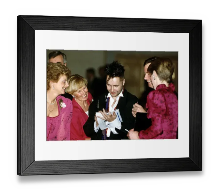 Framed Print : Nigel Kennedy the violinist signing autographs