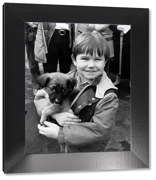 Happy... Ben with his new pup Bill. December 1986 P006093