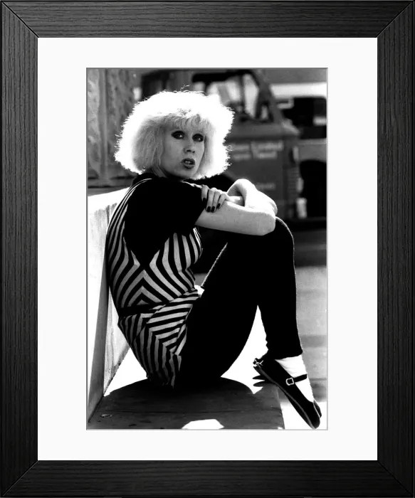 Framed Print : Pop diva Hazel O Connor relaxes on the George Stephenson monument