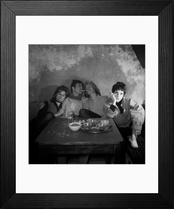 Framed Print : Joanna Dunham, Alan Bates, Sheila Allen and French actress Malon Pantari in Cafe de Framed Print : Joanna Dunham, Alan Bates, Sheila Allen and French actress Malon Pantari in Cafe de