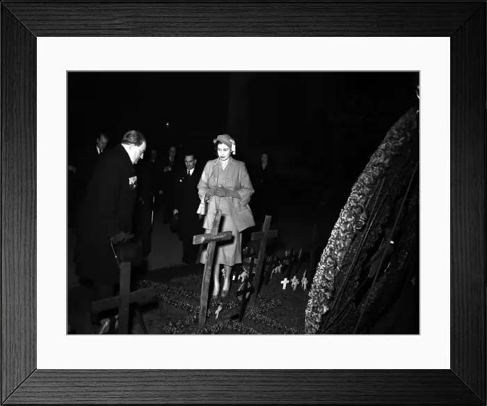 Framed Print : Remembrance Sunday November 1952 Queen Elizabeth II at the field of Remembrance Framed Print : Remembrance Sunday November 1952 Queen Elizabeth II at the field of Remembrance