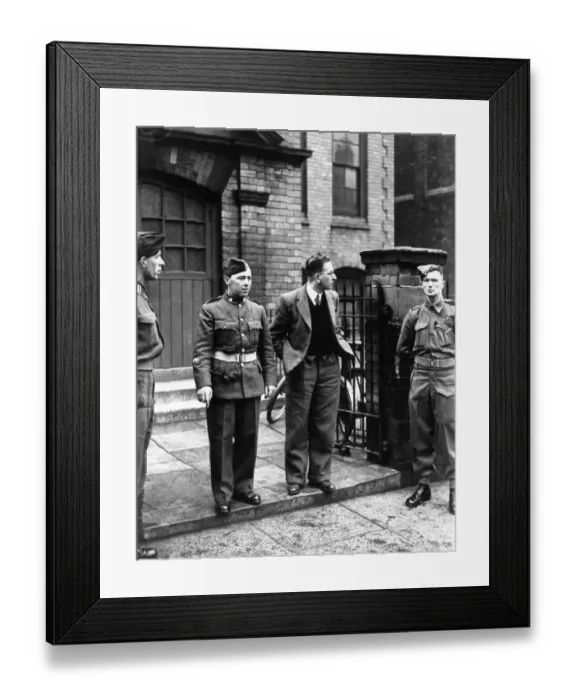 Framed Print : Conscientious objector Sidney Spencer on his way to plead his case at Liverpool tribunal