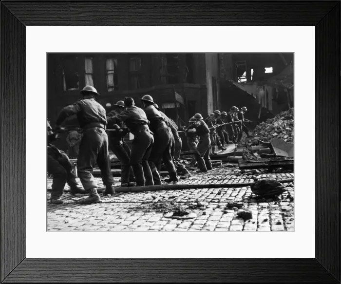 Framed Print : Soldiers of the 8th Manchester Regiment at Ardwick Green working together to clear Framed Print : Soldiers of the 8th Manchester Regiment at Ardwick Green working together to clear