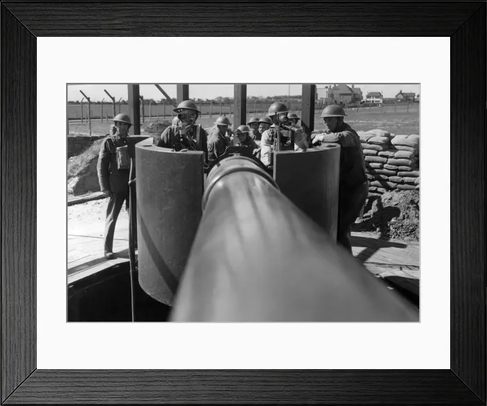 Framed Print : Anti aircraft spotters and gunners of the Britsh Army on the look out for enemy aircraft