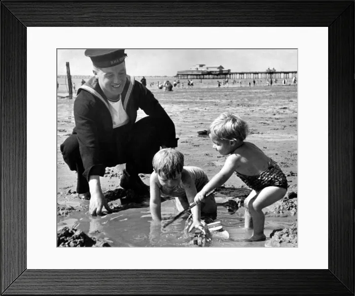 Framed Print : Royal Navy sailor A Ryder enjoys his time on leave as he spends the day with his two sons Framed Print : Royal Navy sailor A Ryder enjoys his time on leave as he spends the day with his two sons