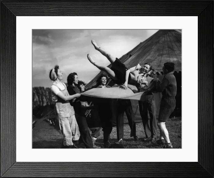 Framed Print : Lending a hand on the land'at the Blunham, Bedfordshire Framed Print : Lending a hand on the land'at the Blunham, Bedfordshire