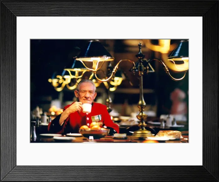 Framed Print : Chelsea Pensioner Fen Davison in the Great Hall, dining room at The Royal Hospital Framed Print : Chelsea Pensioner Fen Davison in the Great Hall, dining room at The Royal Hospital