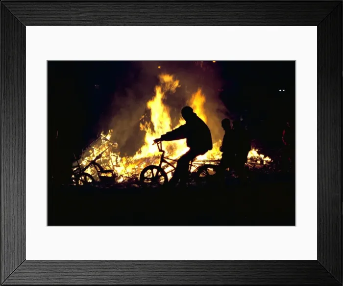Framed Print : Children watch the bonfire in Wallsend, North Tyneside Framed Print : Children watch the bonfire in Wallsend, North Tyneside