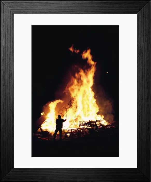 Framed Print : Children watch the bonfire in Wallsend, North Tyneside Framed Print : Children watch the bonfire in Wallsend, North Tyneside