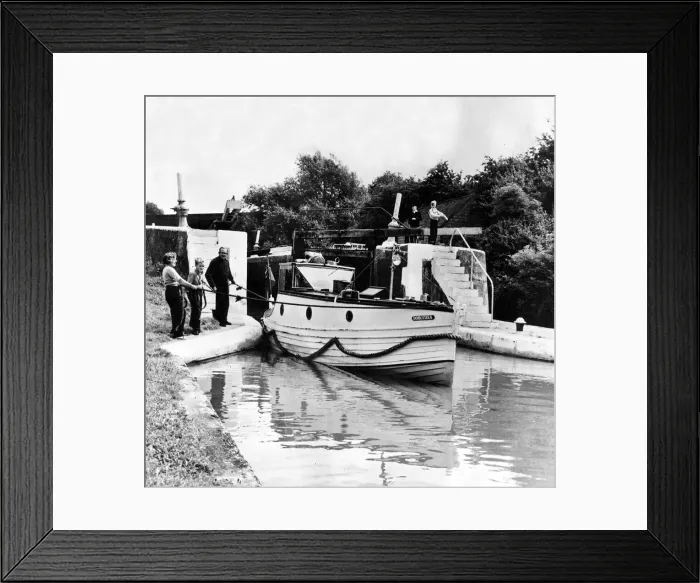 Framed Print : Passing through Radford Lock near Leamington Spa Framed Print : Passing through Radford Lock near Leamington Spa