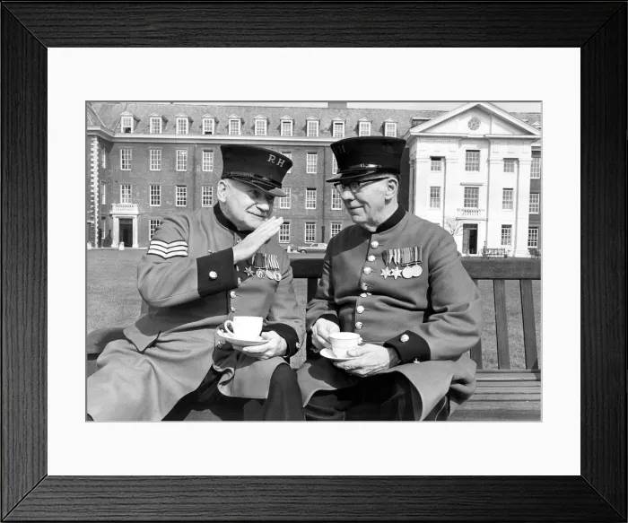 Framed Print : Reminiscing in the grounds of the Chelsea Royal Hospital Framed Print : Reminiscing in the grounds of the Chelsea Royal Hospital
