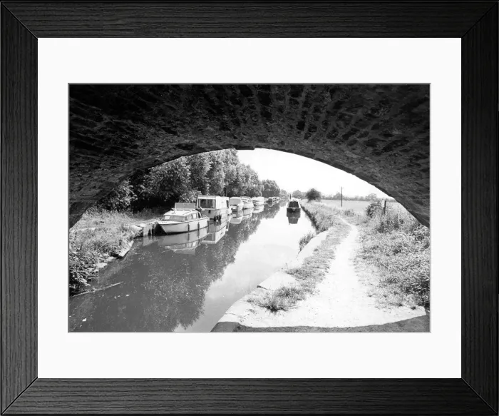 Framed Print : Navigation is restricted to three miles betwen closed locks at Aynho on the South Oxford