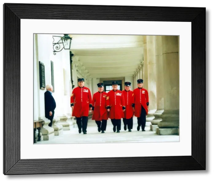 Framed Print : Chelsea Pensioners at the Royal Hospital in London. Left to right Framed Print : Chelsea Pensioners at the Royal Hospital in London. Left to right