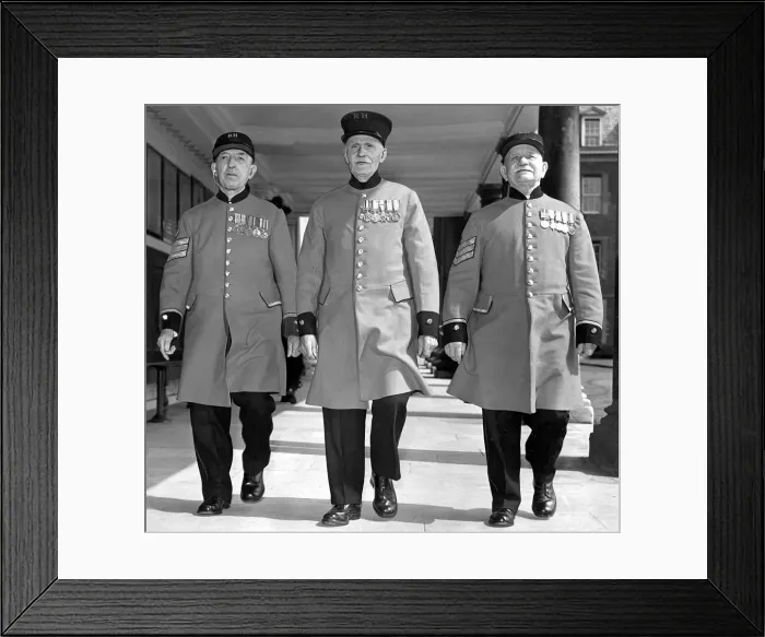 Framed Print : Three Chelsea pensioners who once served in the Durham Ligh Infanctry Framed Print : Three Chelsea pensioners who once served in the Durham Ligh Infanctry