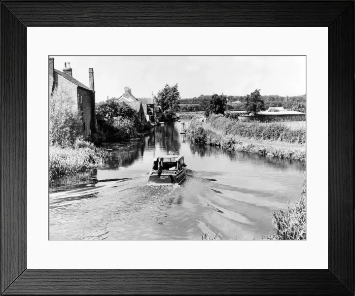 Framed Print : Pleasure cruising on the Grand Union Canal at Zouch