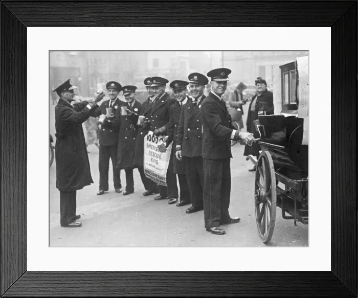 Framed Print : London Transport bus drivers barrel organ campaign to help the Merchant Navy Comforts