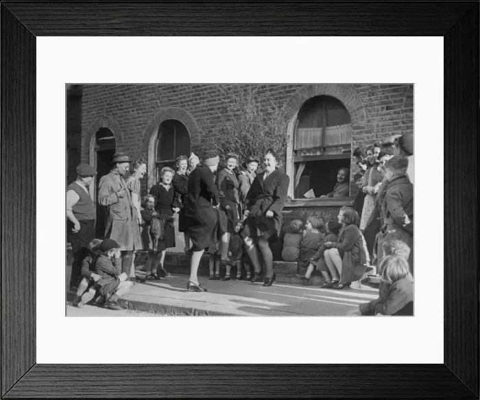 Framed Print : Fifty eight year old Syd Landsdown, a repairer of bombed houses during the Second World Framed Print : Fifty eight year old Syd Landsdown, a repairer of bombed houses during the Second World