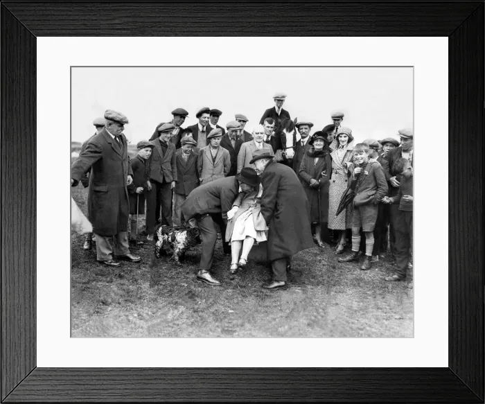 Framed Print : Crowds gatherd round the Dunting Stone at Newbiggin for the Riding of the Bounds ceremony