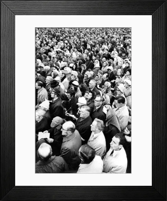 Framed Print : Part of a 10, 000 strong congregation who braved torrential rain to take part in a Mass Framed Print : Part of a 10, 000 strong congregation who braved torrential rain to take part in a Mass