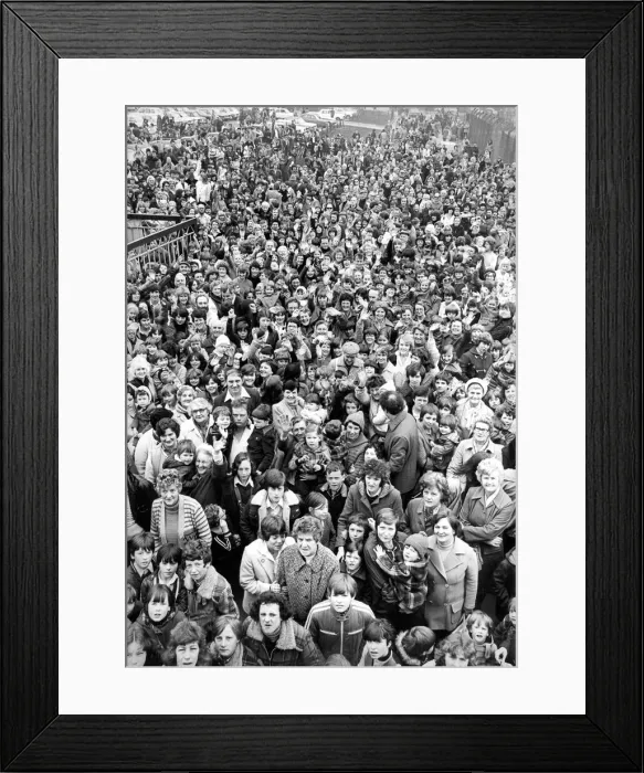 Framed Print : Thousands of fans waited eagerly to greet Noel Edmonds who was arriving by helicopter in