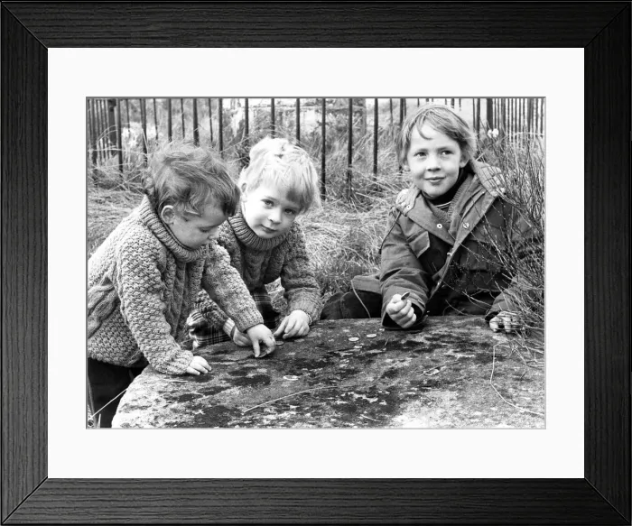 Framed Print : Jonathon and David Kershaw with Mark Bretherton collect their dole money from Framed Print : Jonathon and David Kershaw with Mark Bretherton collect their dole money from