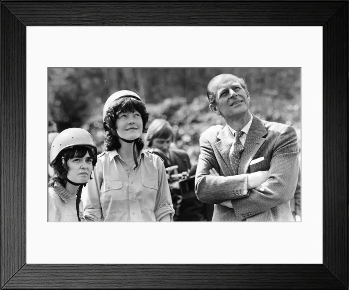 Framed Print : Prince Philip, Duke of Edinburgh, with youngsters at the Eskdale Outward Bound School Framed Print : Prince Philip, Duke of Edinburgh, with youngsters at the Eskdale Outward Bound School