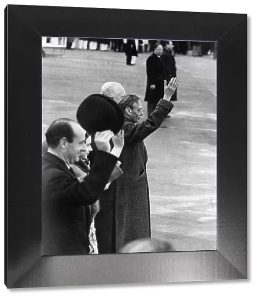 Queen Elizabeth II, King George VI waves farwell to his daughter Princess Elizabeth
