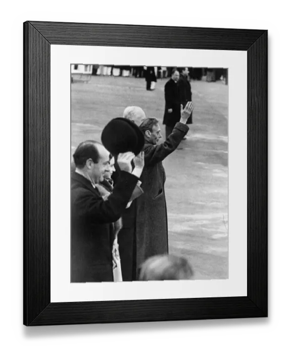 Framed Print : Queen Elizabeth II, King George VI waves farwell to his daughter Princess Elizabeth Framed Print : Queen Elizabeth II, King George VI waves farwell to his daughter Princess Elizabeth