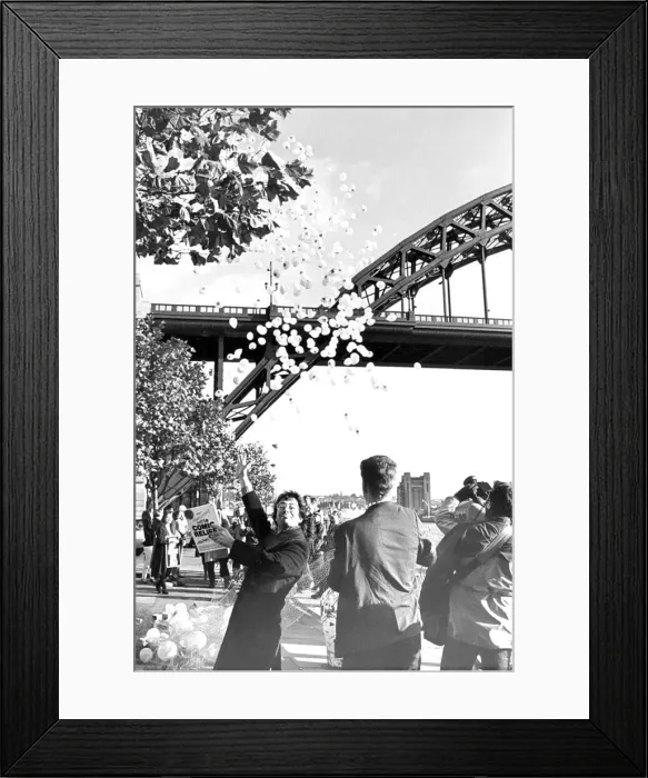 Framed Print : Ben Elton releasing thousands of balloons in Newcastle as part of a fund raising campaign