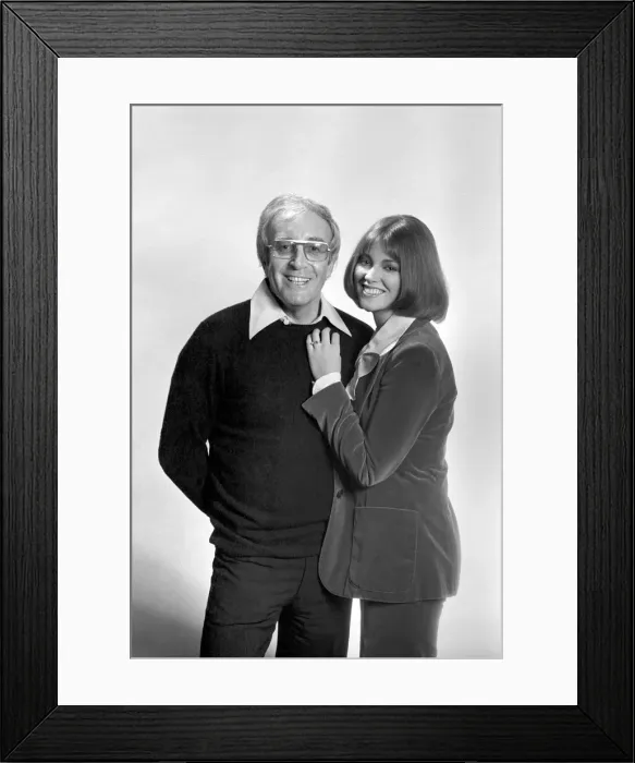 Framed Print : Peter Sellers and Lynn Frederick. December 1976 S76-7359-001 Framed Print : Peter Sellers and Lynn Frederick. December 1976 S76-7359-001