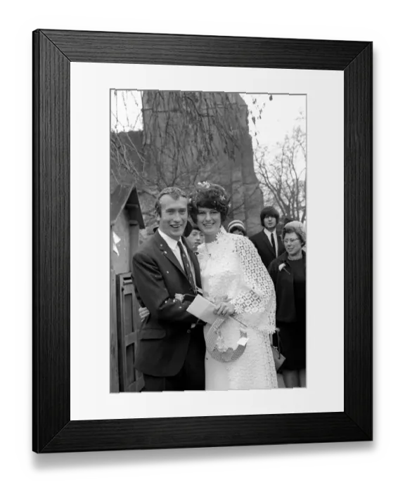 Framed Print : Singer: Sandie Shaw. June 1977 S77-3089-001 Framed Print : Singer: Sandie Shaw. June 1977 S77-3089-001