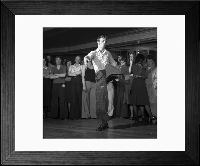 Framed Print : Wigan Casino dancers 1975 Northern soul dancing Framed Print : Wigan Casino dancers 1975 Northern soul dancing