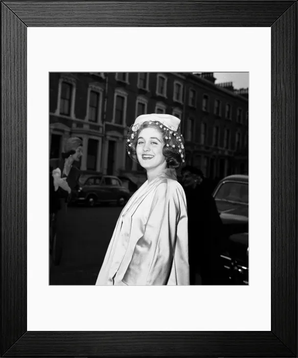 Framed Print : The last debs. Miss Georgina M-D Scott seen here arriving at Buckingham Palace to be