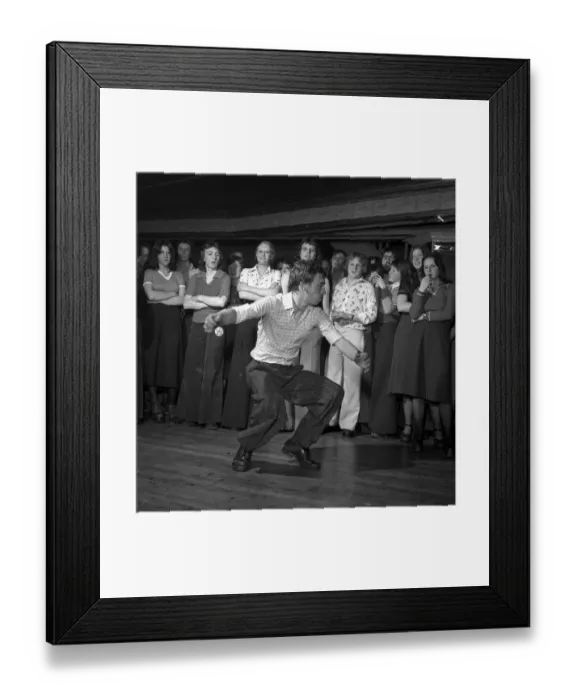 Framed Print : Wigan Casino dancers 1975 Northern soul dancing Framed Print : Wigan Casino dancers 1975 Northern soul dancing