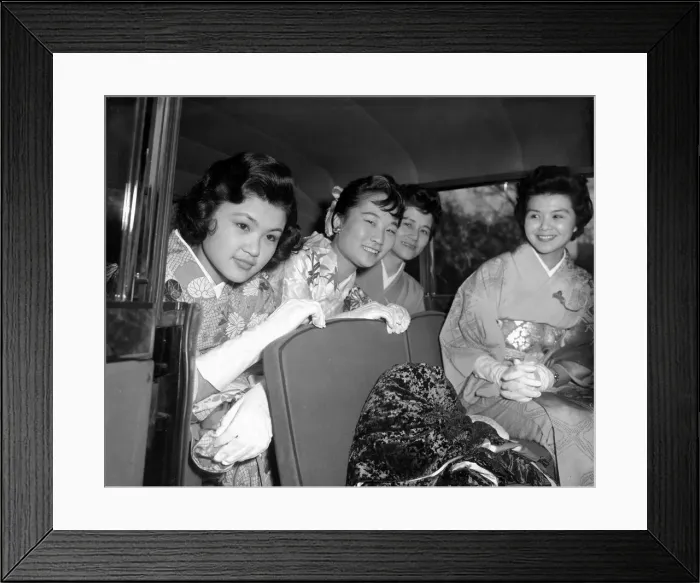 Framed Print : Young Japanese debs arriving at Buckingham Palace for the last debs to be presented to Framed Print : Young Japanese debs arriving at Buckingham Palace for the last debs to be presented to