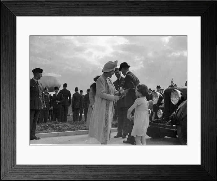 Framed Print : Royal Party at Hook. Queen Elziabeth1 receives flowers from a young girl Framed Print : Royal Party at Hook. Queen Elziabeth1 receives flowers from a young girl