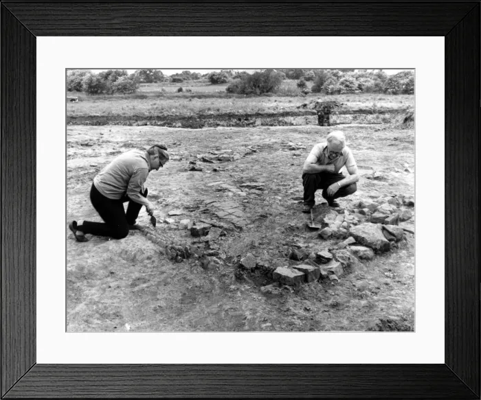 Framed Print : Archaelogical dig at Bermuda Village, Nuneaton. Eileen Gooder of the Department of Framed Print : Archaelogical dig at Bermuda Village, Nuneaton. Eileen Gooder of the Department of