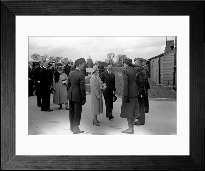 Framed Print : King George VI and Queen Elizabeth at Royal visit to Hook, Balloon Barrage. April 1939