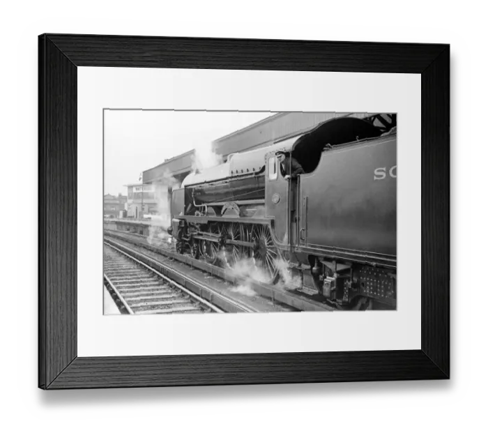 Framed Print : Steam Locomotive 862 Lord Collinswood (Lord Nelson Class) seen here at Waterloo