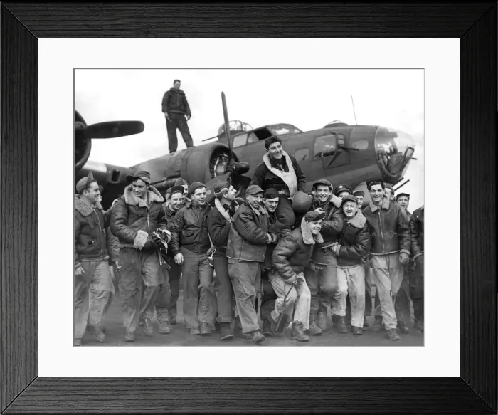 Framed Print : US troops in England during the Second World War Captain Bender of California Framed Print : US troops in England during the Second World War Captain Bender of California