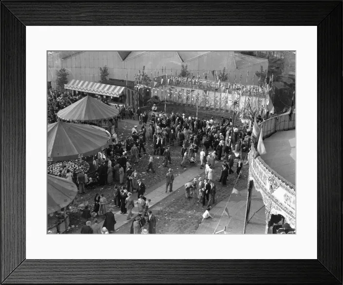 Framed Print : Crowds at the Silver Jubilee fair in Kingston in celebration of King George V silver